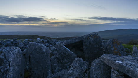 Zeitraffer-Einer-Ländlichen-Naturlandschaft-Mit-Ruinen-Eines-Prähistorischen-Ganggrabes-Im-Vordergrund-Während-Eines-Dramatischen-Sonnenuntergangs,-Gesehen-Von-Carrowkeel-In-Der-Grafschaft-Sligo-In-Irland