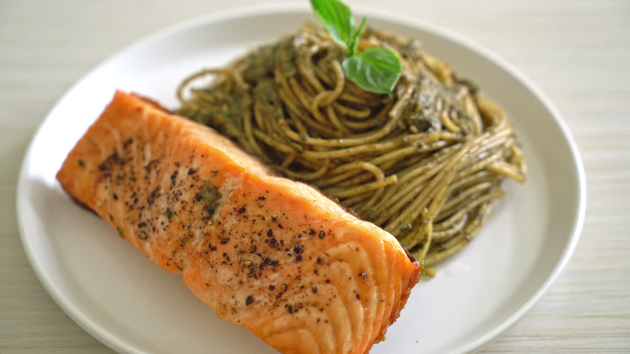 구운 연어를 곁들인 홈메이드 페스토 스파게티 파스타 - 이탈리아 음식 스타일