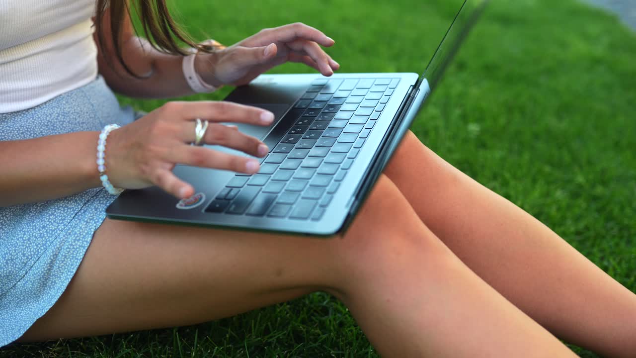 mujer usando una computadora portátil al aire libre
