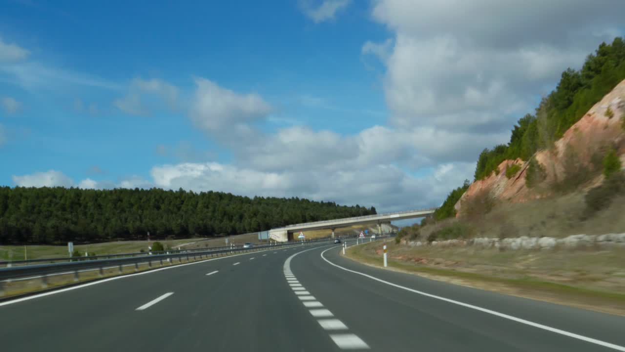 POV Rijden op een Panoramische Weg door een Bosrijk Landschap