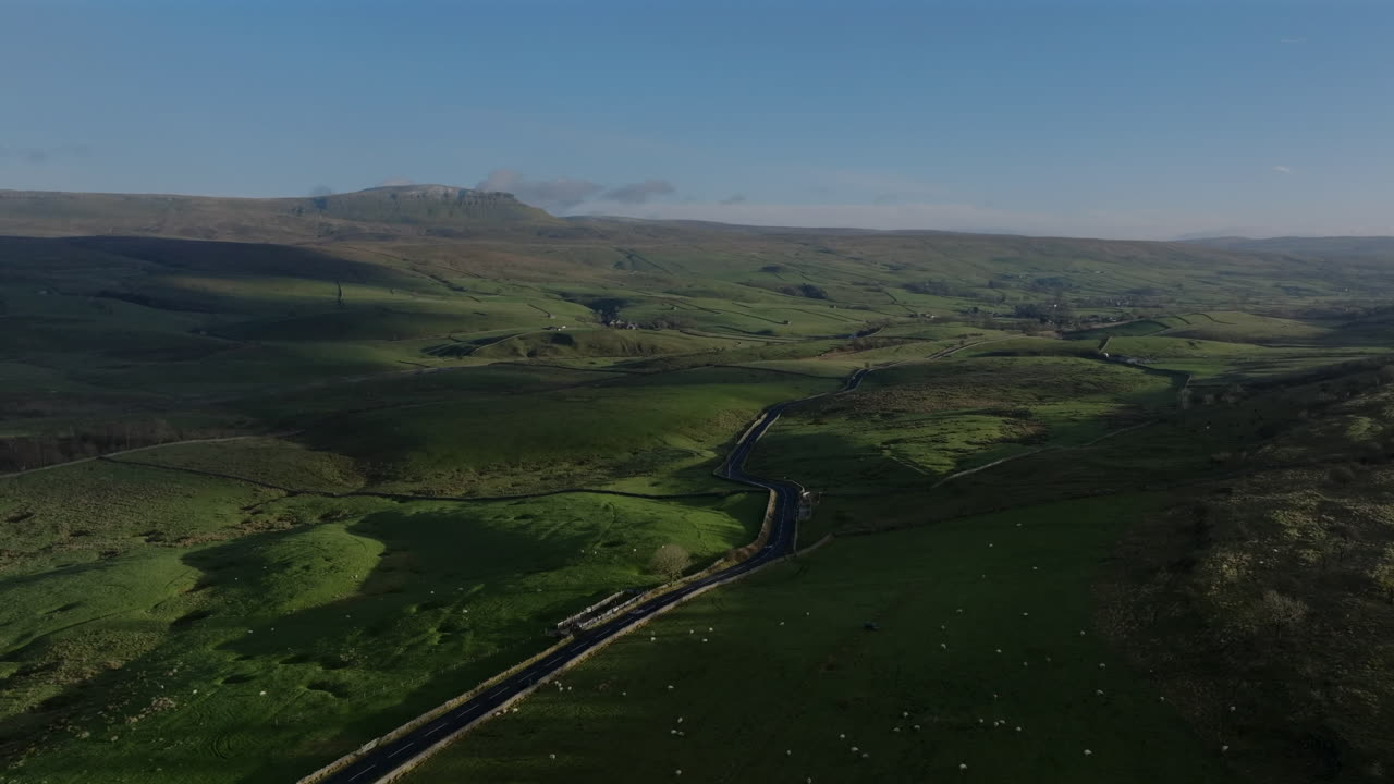 establecimiento de una fotografía aérea del paisaje de yorkshire dales y pen-y-ghent