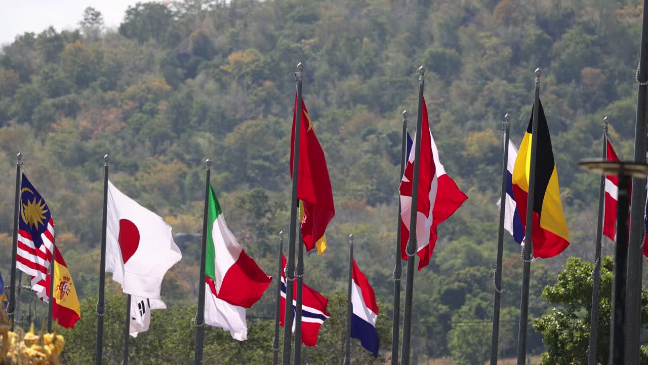 자연적 배경 에 따라 여러 나라 의 발 이 날아다니고 있다