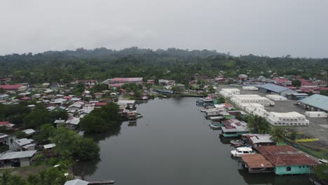 Antenne-Establisher-Kleinen-Hafen-In-Der-Stadt-Almirante-In-Panama-An-Einem-Bewölkten-Tag