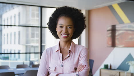 Retrato-De-Una-Mujer-De-Negocios-Sonriente-Parada-En-Una-Oficina-Vacía