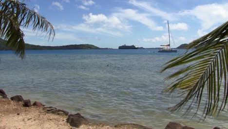 Kreuzfahrtschiff-In-Der-Bucht-Von-Bora-Bora,-Französisch-Polynesien