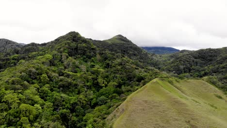 colinas antiguas cubiertas de árboles y limpieza en el cráter volcánico del valle de antón panamá, toma aérea de la izquierda del carro