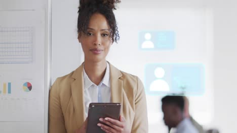 animación de iconos y procesamiento de datos sobre mujer de negocios biracial en la oficina