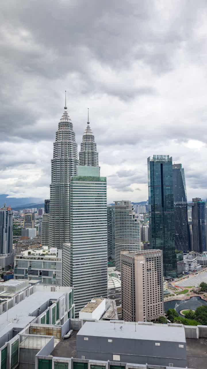 KUALA LUMPUR - 29 MARCH 2025: Timelapse del horizonte de Kuala Lumpur desde un punto de vista elevado en formato vertical