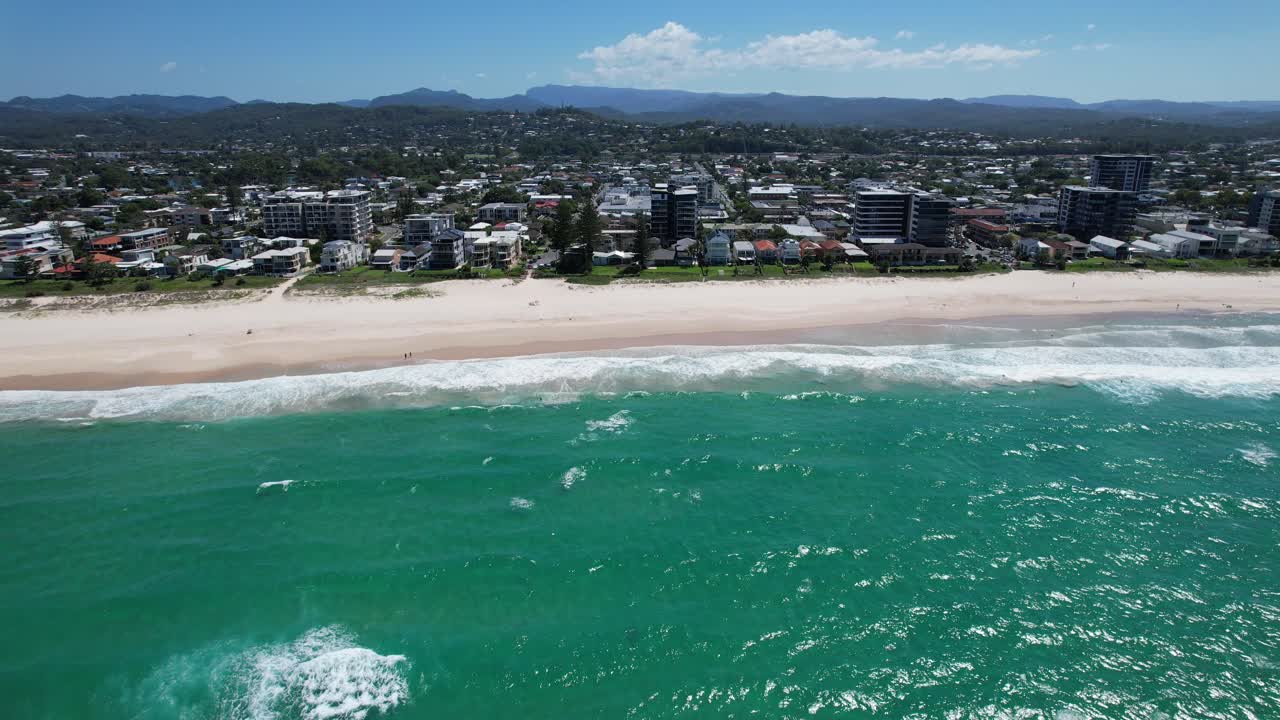 verano: un día perfecto en palm beach - costa de oro - queensland qld - australia - disparo de avión no tripulado