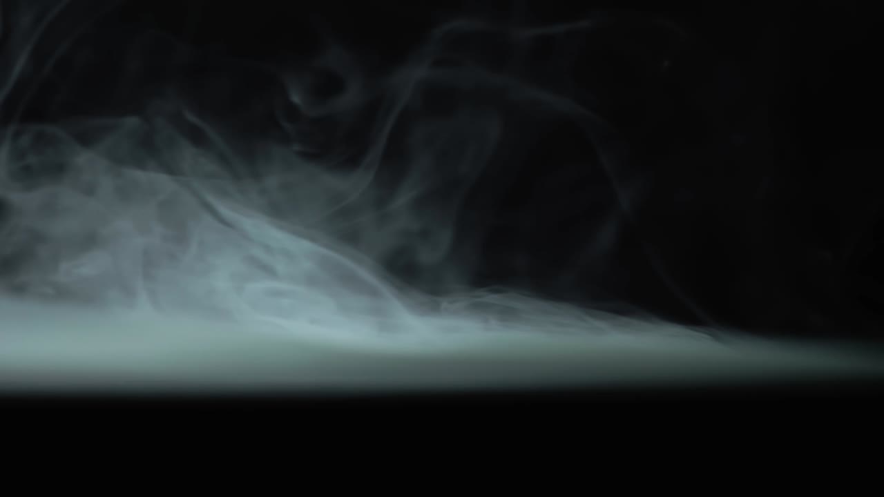 검은 바탕에  연기가 회전합니다. 연기 스크린