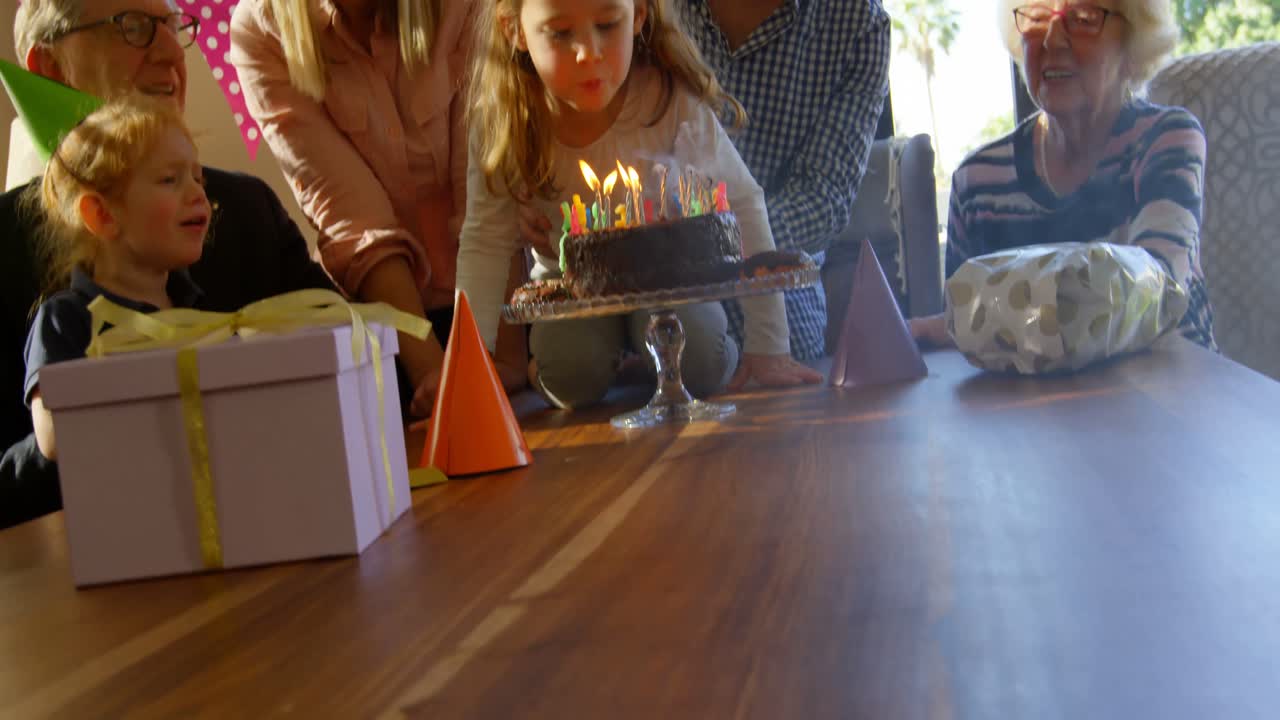 집에서 어린 소녀의 생일을 축하하는 가족 4k