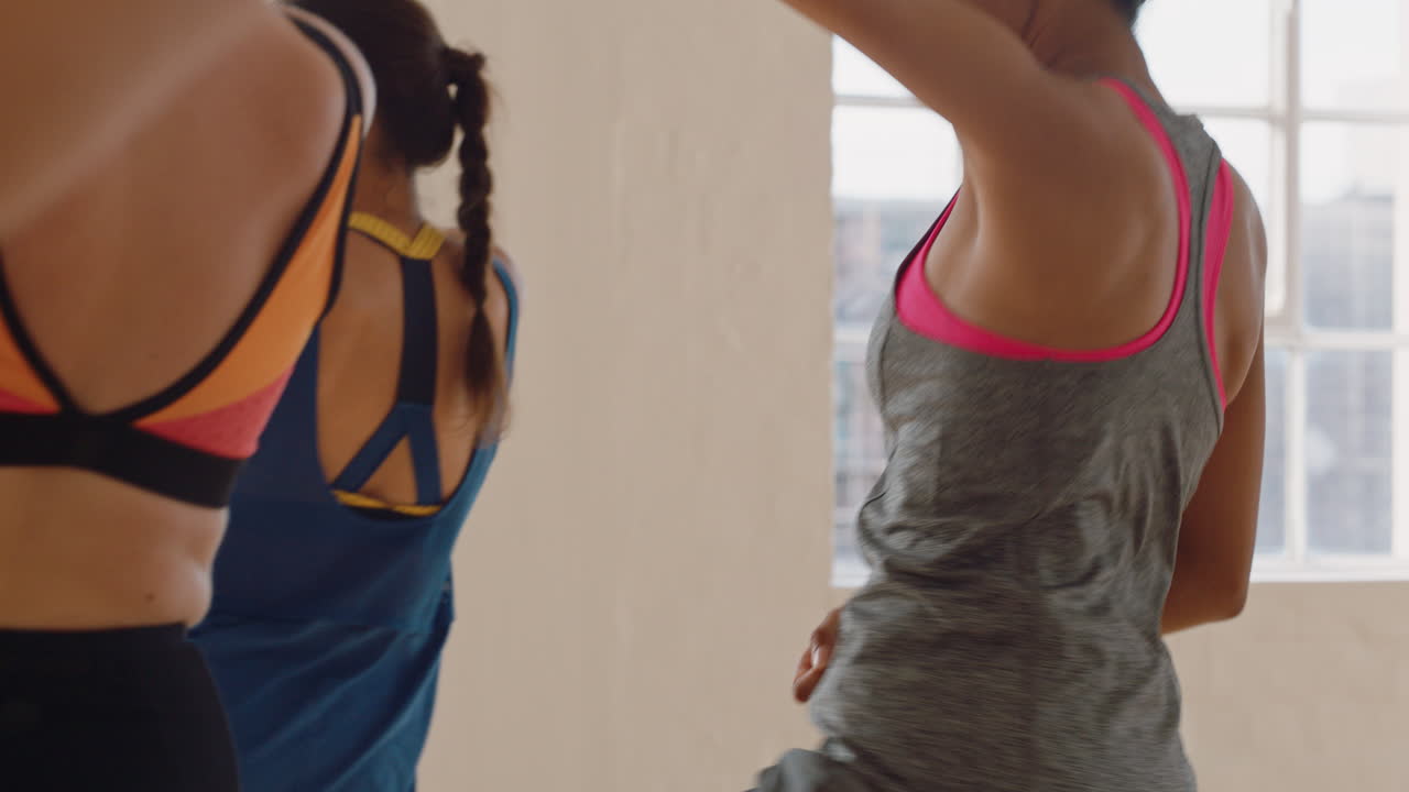 clase de baile animado grupo de mujeres sanas bailando disfrutando del ejercicio físico practicando movimientos coreográficos en el estudio de ejercicios