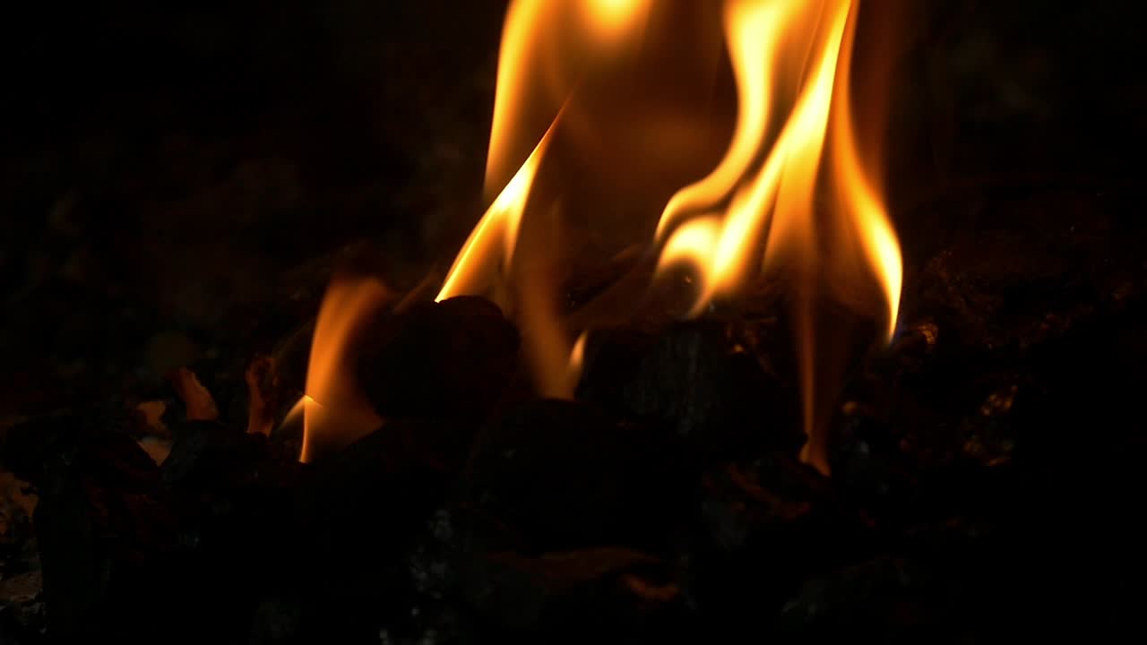 Kor halindeki közlerin üzerinde yükselen alevler