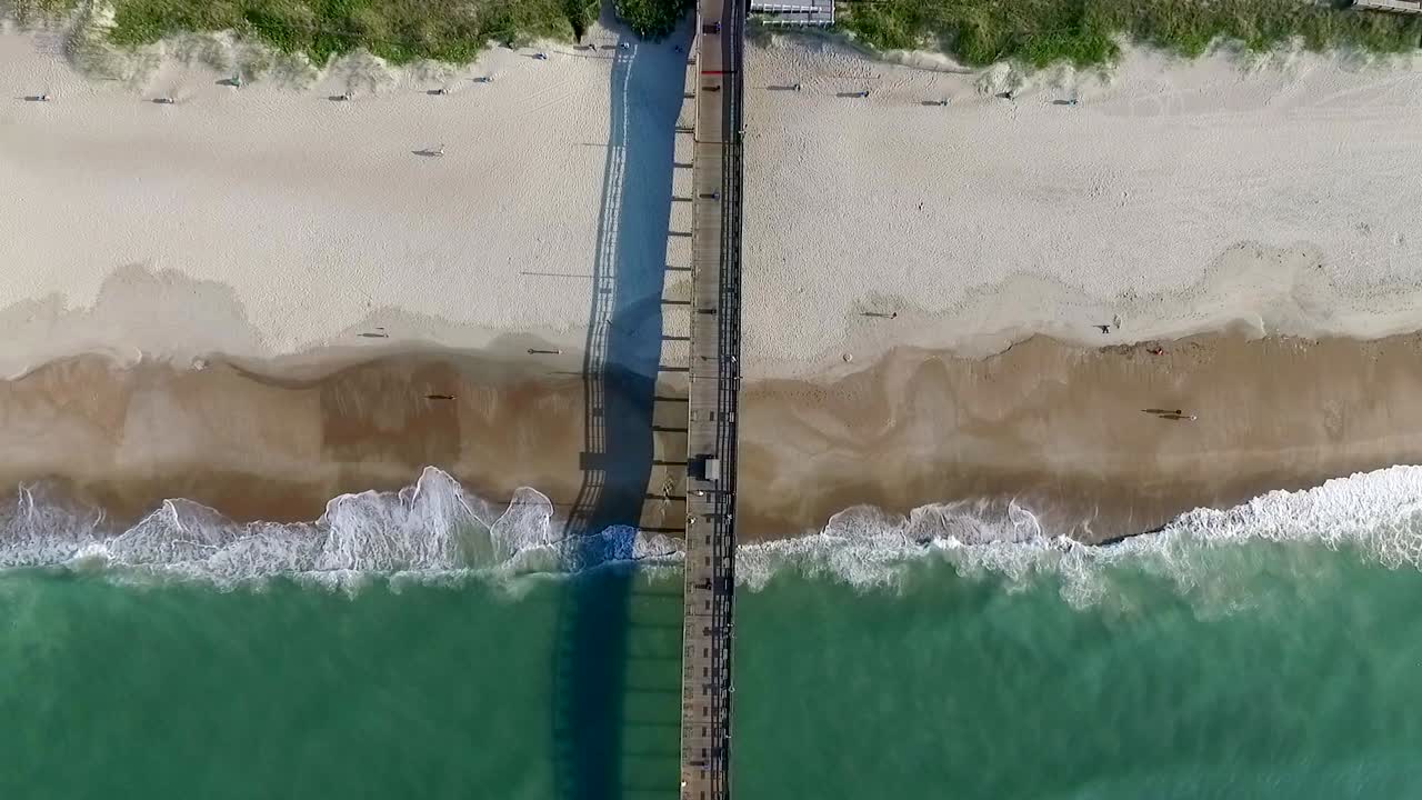 vista aérea de arriba hacia abajo del muelle del océano de entrada bogue en un día soleado