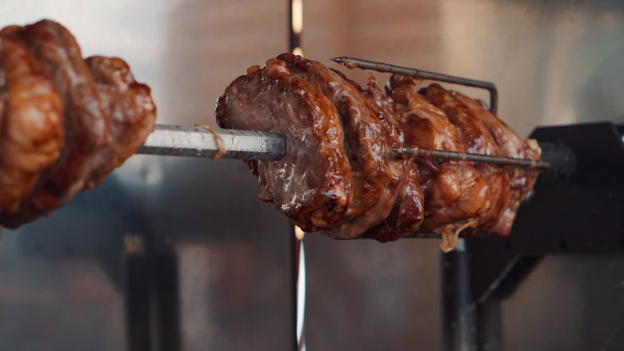 Deliziosa carne arrosto allo spiedo