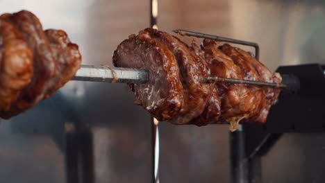 deliciosa carne asada en una rostera