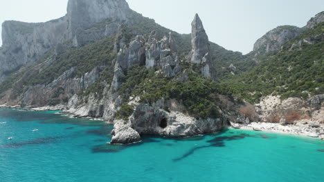 Luftdrohnenvideo-Des-Tropischen-Paradieses,-Türkisfarbener-Strand-Und-Meeresklippen-Im-Mittelmeer,-Cala-Goloritz?