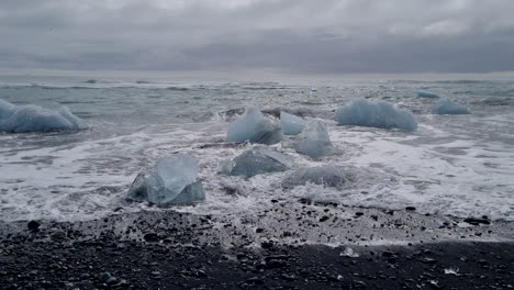 Buena-Toma-De-Fragmentos-De-Icebergs-Encontrados-En-La-Orilla-De-La-Playa-De-Diamantes