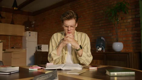 joven orando y estudiando la biblia