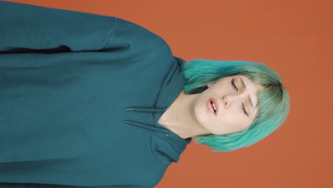 video vertical de una joven de aspecto cansado.
