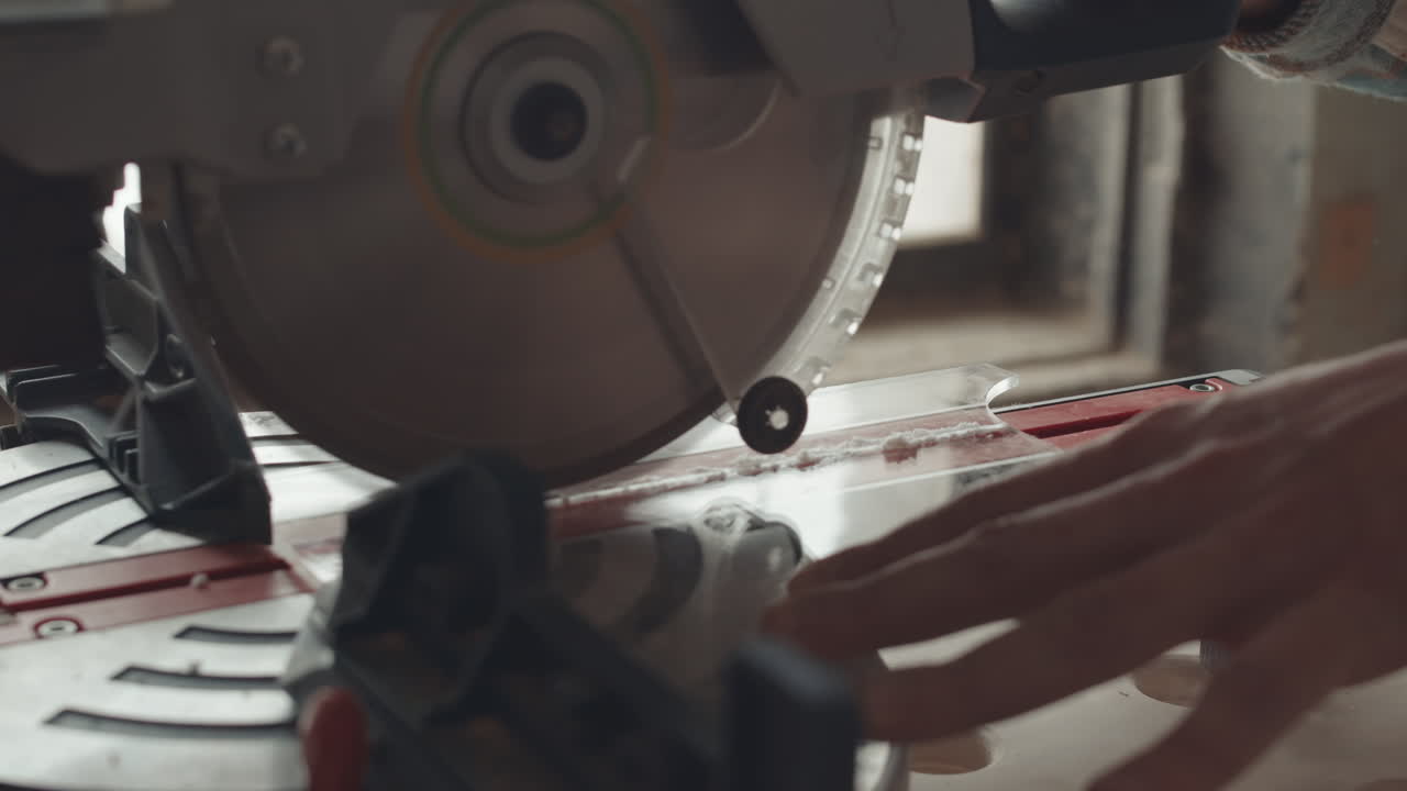 artesano irreconocible usando sierra circular en el taller