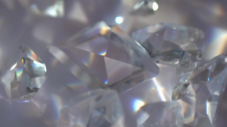Macro di cristalli scintillanti che riflettono luce prismatica