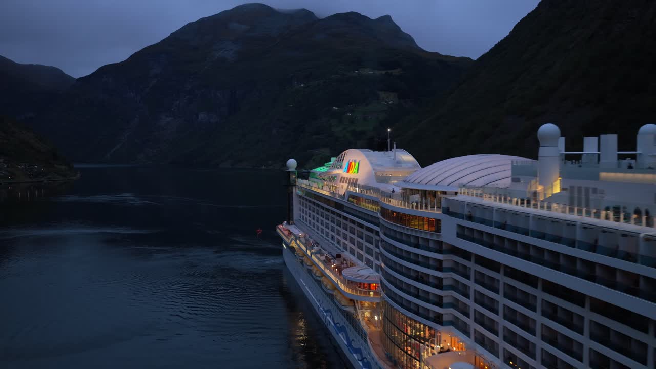 Vista dall'alto di nave da crociera che entra nel maestoso fiordo norvegese al tramonto