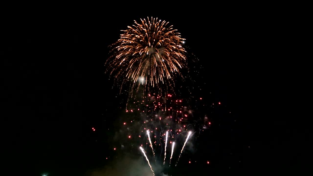 celebración fuegos artificiales explotan y brillan sobre fondo oscuro con oscuro y grano procesado