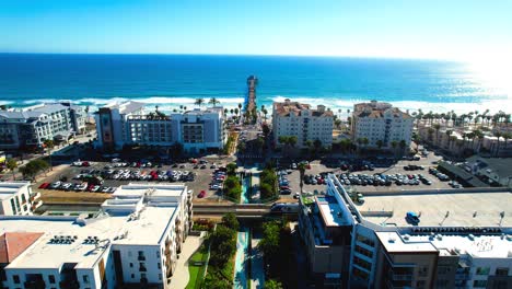 Hoteles-En-El-Centro-De-La-Ciudad-Y-Drones-En-El-Muelle