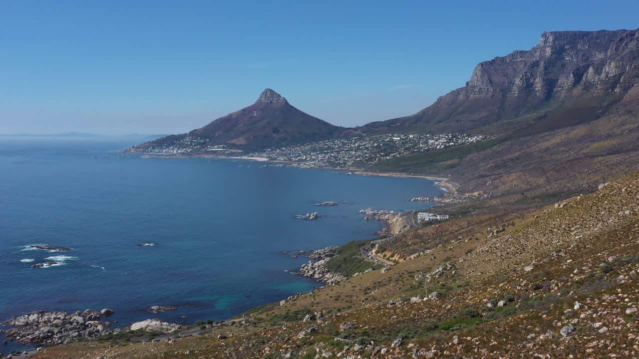 Città del Capo in lontananza, ripresa aerea, pomeriggio soleggiato