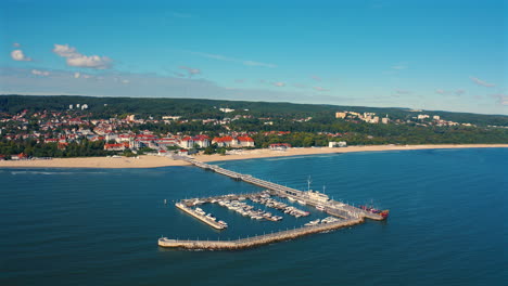 vista panorámica del muelle de monciak con la ciudad de sopot en el fondo