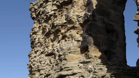 ruinas del castillo de sandalias contra el cielo azul disparo de inclinación medio