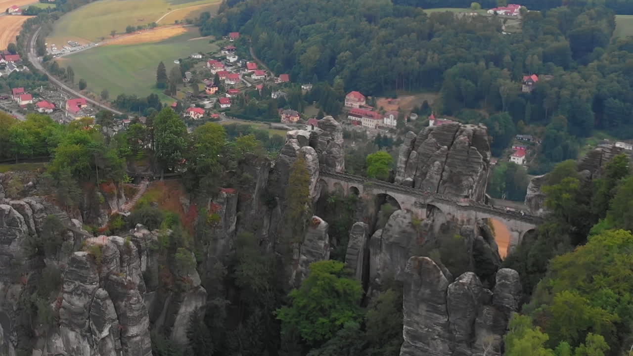 vista aérea del puente bastei de suiza sajona, bad schandau, alemania
