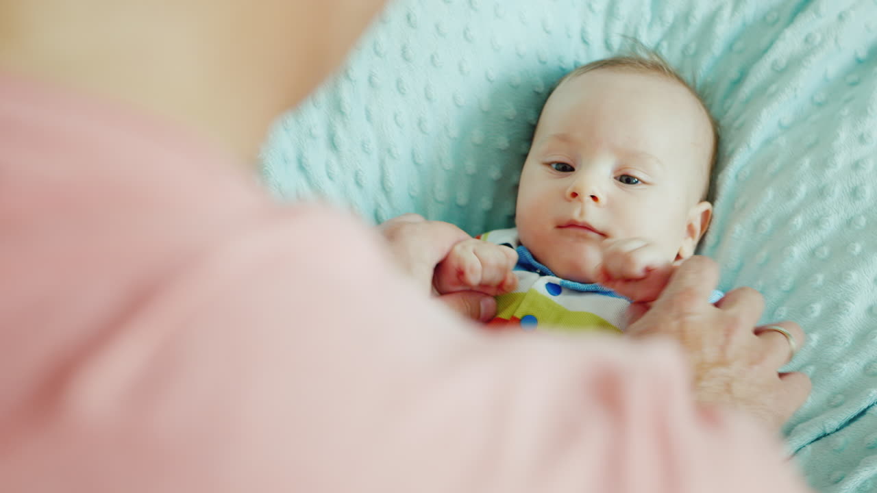 뒤에서 어깨 너머로 두 달 동안 아들과 놀고 있는 아빠