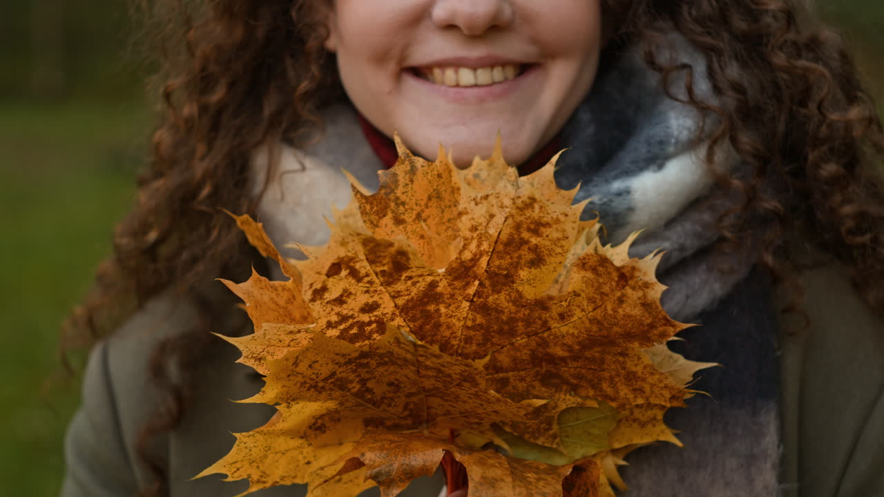 Женщина с осенними листьями