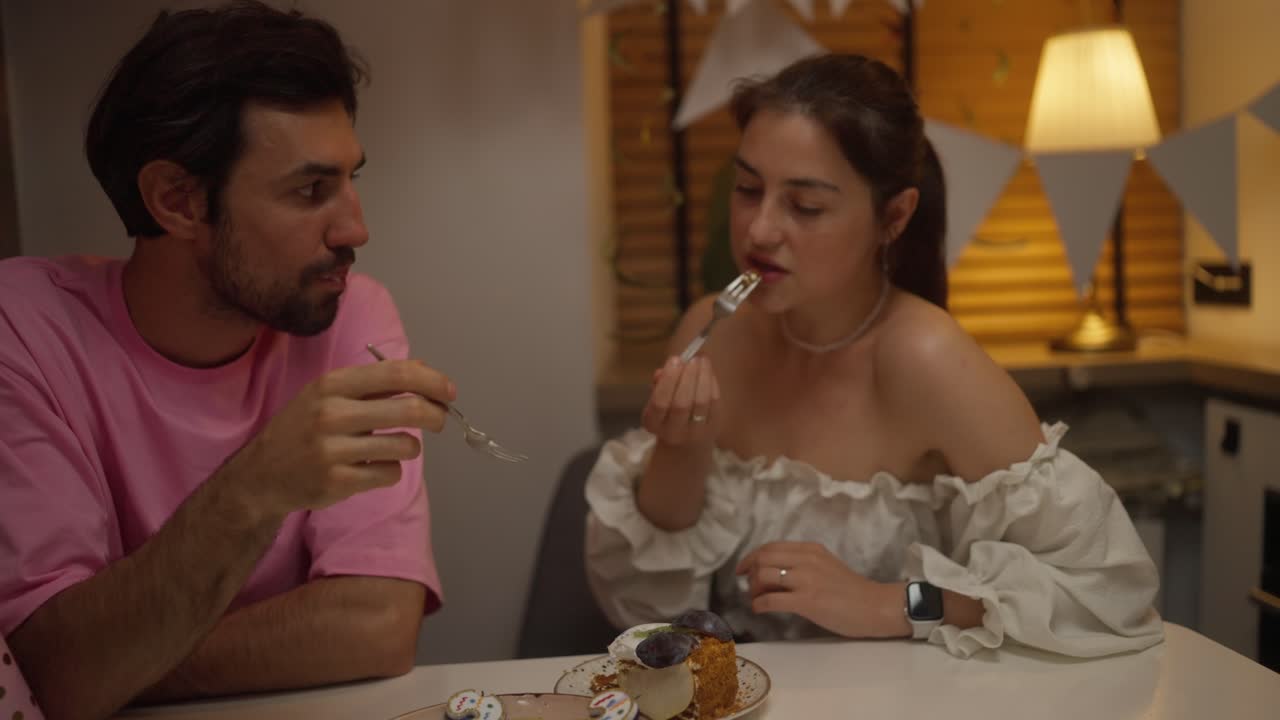 pareja celebrando un cumpleaños en casa