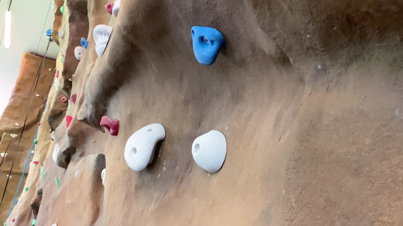 등반 벽 에서 이동 할 수 있는 여러 가지 어려움 과 경로 를 보여 주는 기울기  ⁇