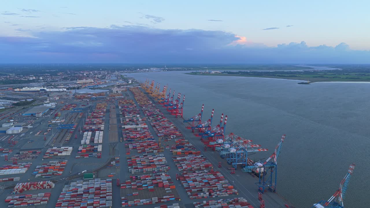 바쁜 컨테이너 항구 의 공중 사진