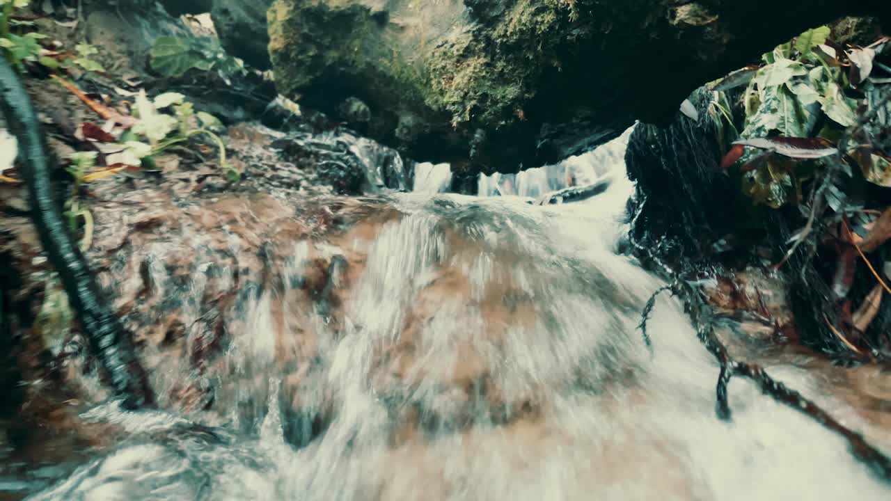 movimiento hacia atrás suave hacia la cascada