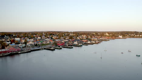 Fliegen-Entlang-Der-Küste-Des-Malerischen-Historischen-Fischerdorfes-Nova-Scotia-Luneburg