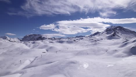 Turistas-De-Esquí-En-Los-Alpes-Vista-Aérea-De-Las-Montañas-Francesas-Cubiertas-De-Nieve---Dolly-In-Shot---Rodada-En-Tignes-Y-Val-D&#39;isere