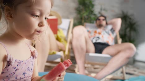 Video-Eines-Mädchens,-Das-Im-Urlaub-Zu-Hause-Eine-Wassermelone-Isst