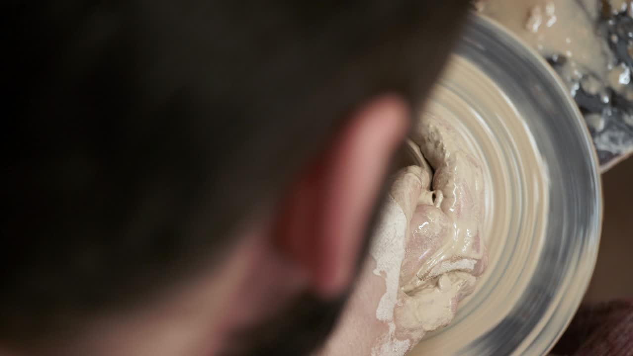 도자기는 진으로 잔을 만든다. 도자기는 도자기 바에 잔을 만들었다.