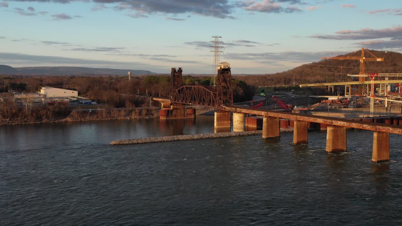 Impresionantes imágenes 4K de dron de la Presa Chickamauga, mostrando su estructura, el río Tennessee y su belleza escénica. Perfecto para proyectos de infraestructura, viajes o historia.