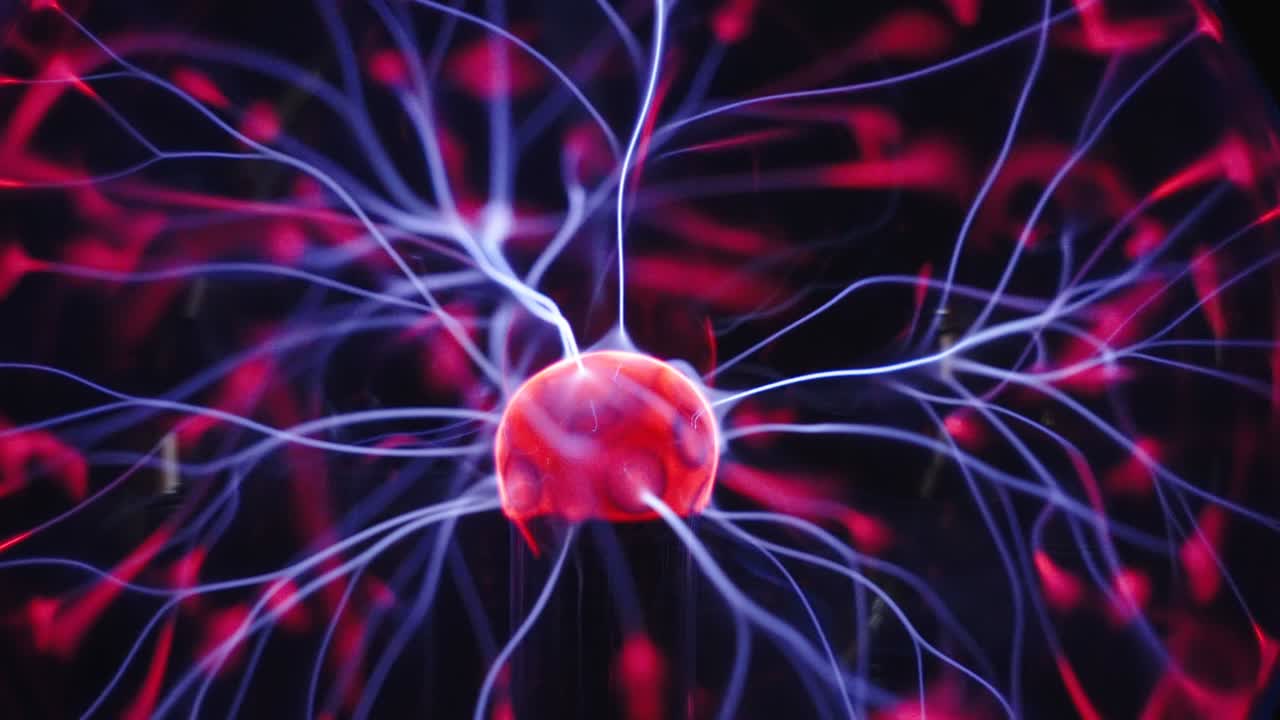 una mirada más cercana a la bola de energía dentro de la bola de plasma en estonia