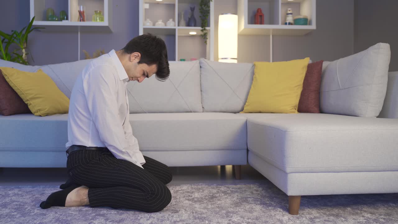 집에서 혼자 있는 남자는 지치고 실망합니다.