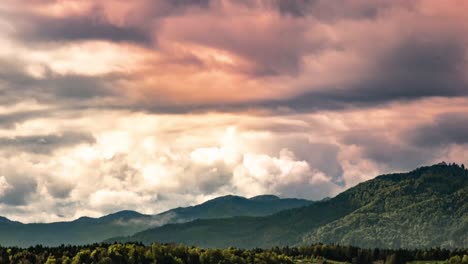 timelapse dramático del cielo de nublado a lluvia