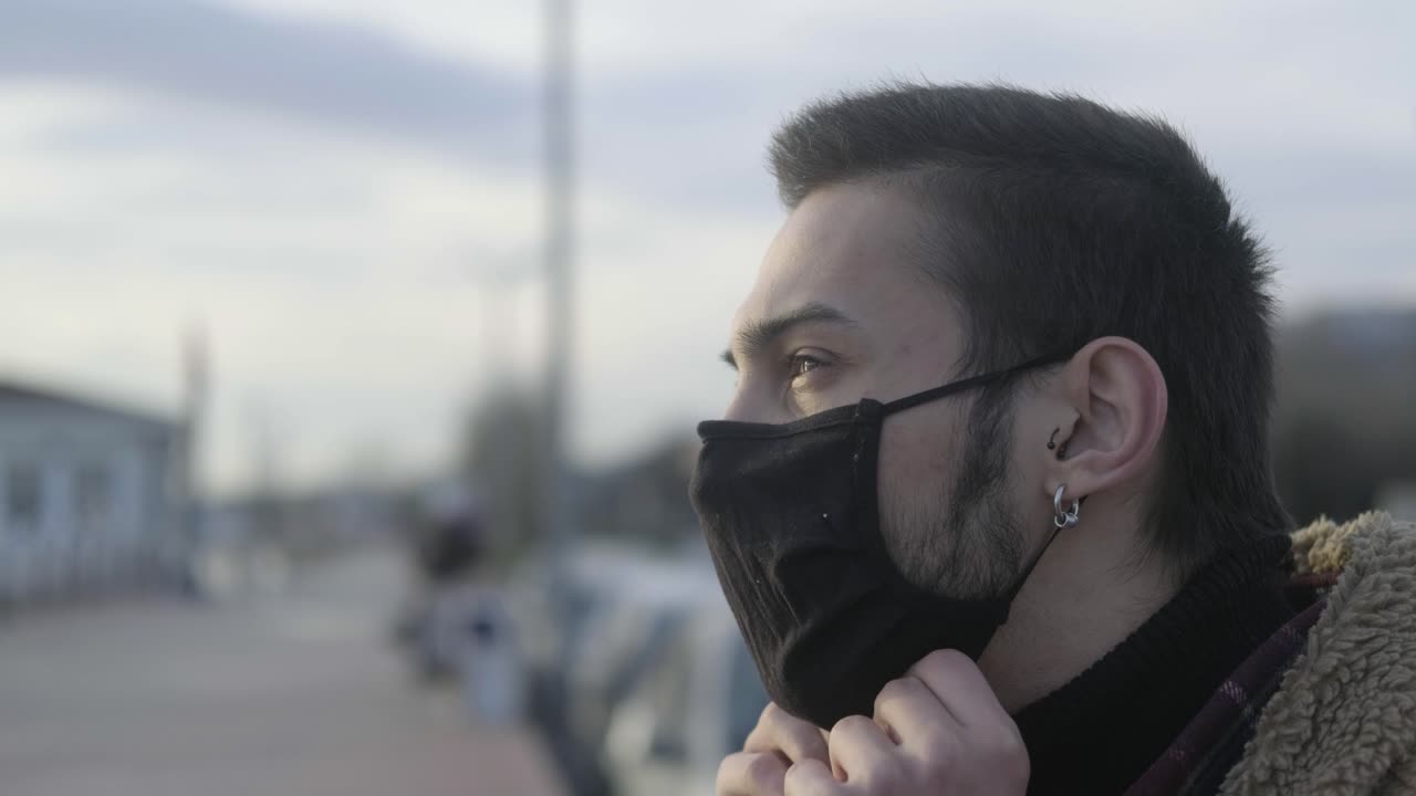 hombre que usa una máscara para la protección contra el virus