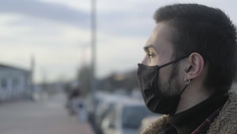 hombre que usa una máscara para la protección contra el virus
