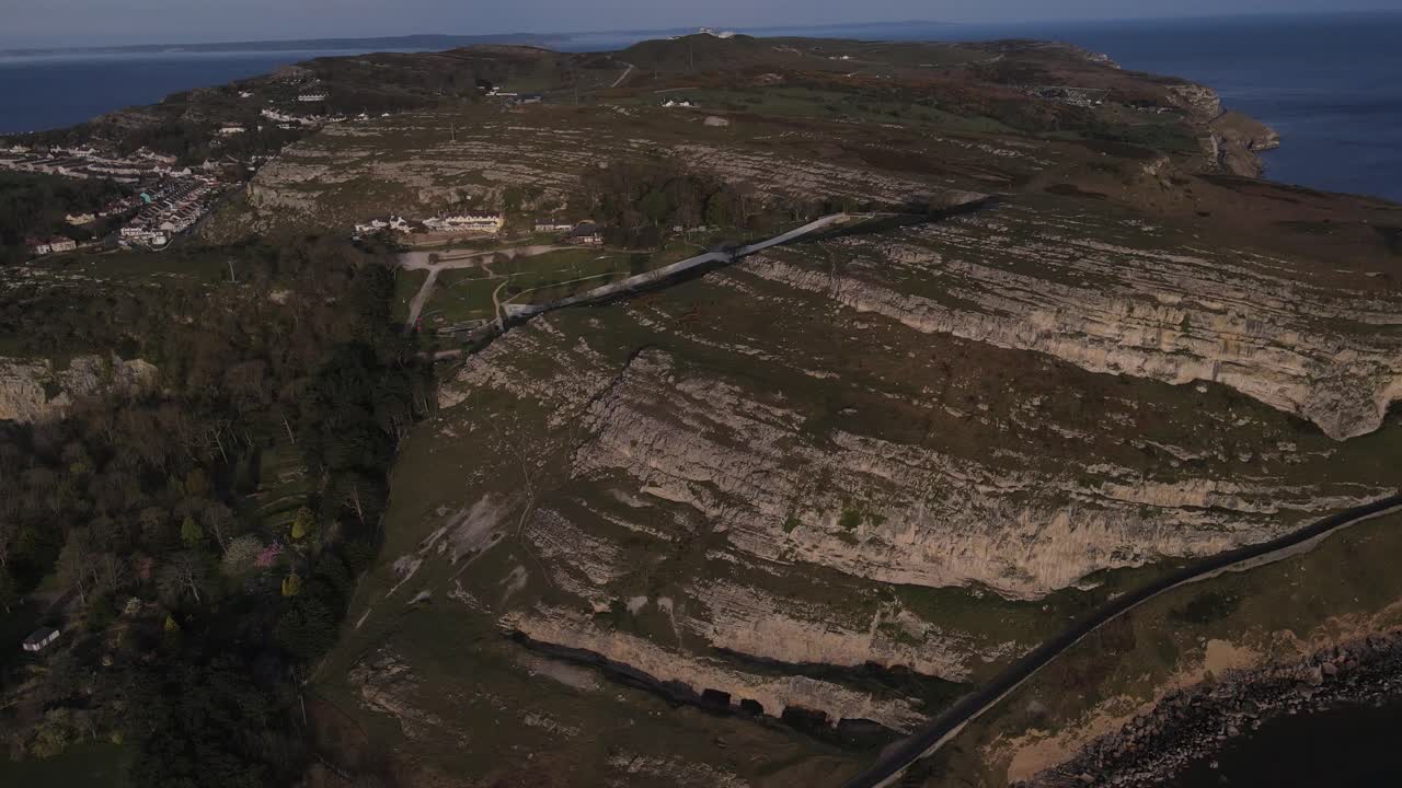 vuelo aéreo de drones sobre el gran orme en llandudno gales mostrando los acantilados rocosos y el océano en la distancia